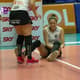 Mari Aquino após lesionar o joelho esquerdo