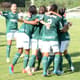 Jogadoras do Palmeiras comemoram um dos dois gols da zagueira Camila neste domingo