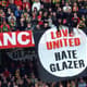 Torcida do Manchester United protesta contra a família Glazers