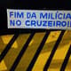 Faixas protestando contra a diretoria celeste foram afixadas próximas à sede do Cruzeiro