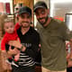 Igor Coronado, com seu filho no colo, e Karim Benzema