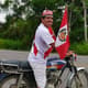 Torcedor peruano exibe as bandeiras do país em sua motocicleta, exaltando o sentimento patriótico às vésperas do Pan (Crédito: Divulgação)
