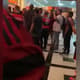 Torcida cobra jogadores do Flamengo em hotel após derrota