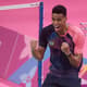 Ygor Coelho vibra após se garantir na semifinal do badminton