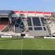teto de estádio do AZ Alkmaar desaba na arquibancada
