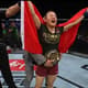 Weili Zhang superou a brasileira Bate-Estaca e se tornou campeã peso-palha do UFC (Foto: Reprodução/Combate)
