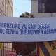 O grupo de torcedores que foi na porta da sede do Cruzeiro fixou uma faixa com uma frase de efeito para mostrar seu descontentamento