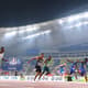 Christian Coleman (dir.) cruza a linha de chegada e vence os 100 m do Mundial de atletismo, diante de arquibancadas vazias (Crédito: Jewel Samad/AFP)