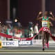Lelisa Desisa vence a maratona do Mundial de Atletismo, em Doha. (Divulgação/IAAF)