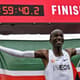 O queniano Eliud Kipchoge comemora após quebrar a barreira das duas horas na prova da maratona, em Viena (Crédito: HERBERT NEUBAUER / APA / AFP)