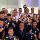 Brasil Sub-17 comemora o título mundial com Bolsonaro