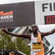 Geoffrey Kamworor comemora o novo recorde mundial da meia maratona. (Divulgação)