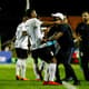 Ronald corre para os braços do técnico Dyego Coelho para comemorar um dos gols do Corinthians contra o Mirassol