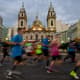 Maratonistas passam diante da Igreja da Candelária. Maratona 2020 será mais rápida. (Divulgação)
