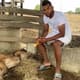 Borja alimenta vaca que foi vítima de violência