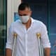 Fernando Muslera deixa hospital usando muletas