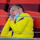 Arthur bocejando no banco de reservas em derrota do Barcelona para o Osasuna
