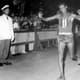 Abebe Bikila correndo descalço na maratona olímpica de Roma, em 1960