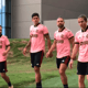 Flamengo com o novo uniforme rosa de treino