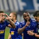 Pottker e os jogadores do Cruzeiro reclamaram da expulsão do atacante, um equívoco da arbitragem