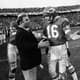 Len Dawson e Hank Stram conversam na lateral durante vitória no Super Bowl IV