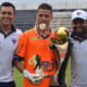 Raí Lima segura troféu de campeão e melhor goleiro da Copa Seronomo