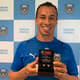Leandro Damião recebendo o prêmio de gol mais bonito em março na J-League