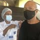 Júnior recebe segunda dose da vacina contra o Covid-19 em um posto de vacinação no Rio de Janeiro