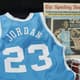 Camisa usada por Michael Jordan em jogo universitário foi vendida por 1,38 milhões de dólares