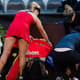 Angelique Kerber prepara raqueteira de Simona Halep para deixarem quadra em Roma