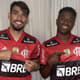 Lucas Paquetá e Vini Jr posam com camisas do Flamengo na Granja Comary