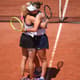 Katerina Siniakova e Barbora Krejcikova celebram ida à final em Roland Garros