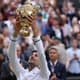 Djokovic com o troféu de Wimbledon 2021