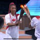 Naomi Osaka recebe a chama Olímpica