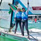 Martine e Kahena celebram o bicampeonato olímpico em Tóquio (Foto: Sailing Energy/World Sailing)