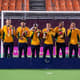 Jogadores brasileiros do futebol de 5 exibem orgulhosos a medalha de ouro conquistada em Tóquio (Foto: Alê Cabral/CPB)
