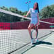 Influenciadora Dani Guelfi  encontrou na prática de tênis e exercícios aeróbicos uma forma de ter um tempo para ela após a maternidade