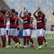 Flamengo x Athletico - Time aplaudindo torcida