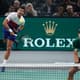 Novak Djokovic saca durante estreia da chave de duplas em Paris