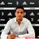 atacante Mohamed Ihattaren assinando contrato com a Juventus