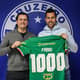 Fabio, ao lado do presidente Sérgio Santos Rodrigues, já recebeu uma camisa em alusão aos 1000 jogos que está perto de completar com a camisa azul