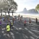 Corredores passam pelo Aterro do Flamengo com o Pão de Açúcar ao fundo durante a Maratona do Rio. (Divulgação)