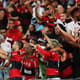 Jogadores com a torcida do Flamengo