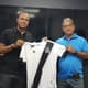 Luis Fabiano recebendo camisa dada por presidente da Ponte