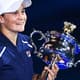 Ashleigh Barty sorri com troféu do Australian Open 2022