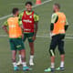 Gustavo Gómez conversa com Zé Rafael e Weverton durante treino do Palmeiras