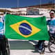 Aline e Cristian ostentam bandeira brasileira na China (Foto: Ale Cabral/CPB)