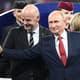 Vladimir Putin, presidente da Rússia, e Gianni Infantino, presidente da Fifa