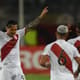 Lapadula comemora o gol marcado pelo Peru sobre o Paraguai
