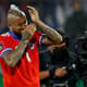 Arturo Vidal chora após derrota do Chile para o Uruguai